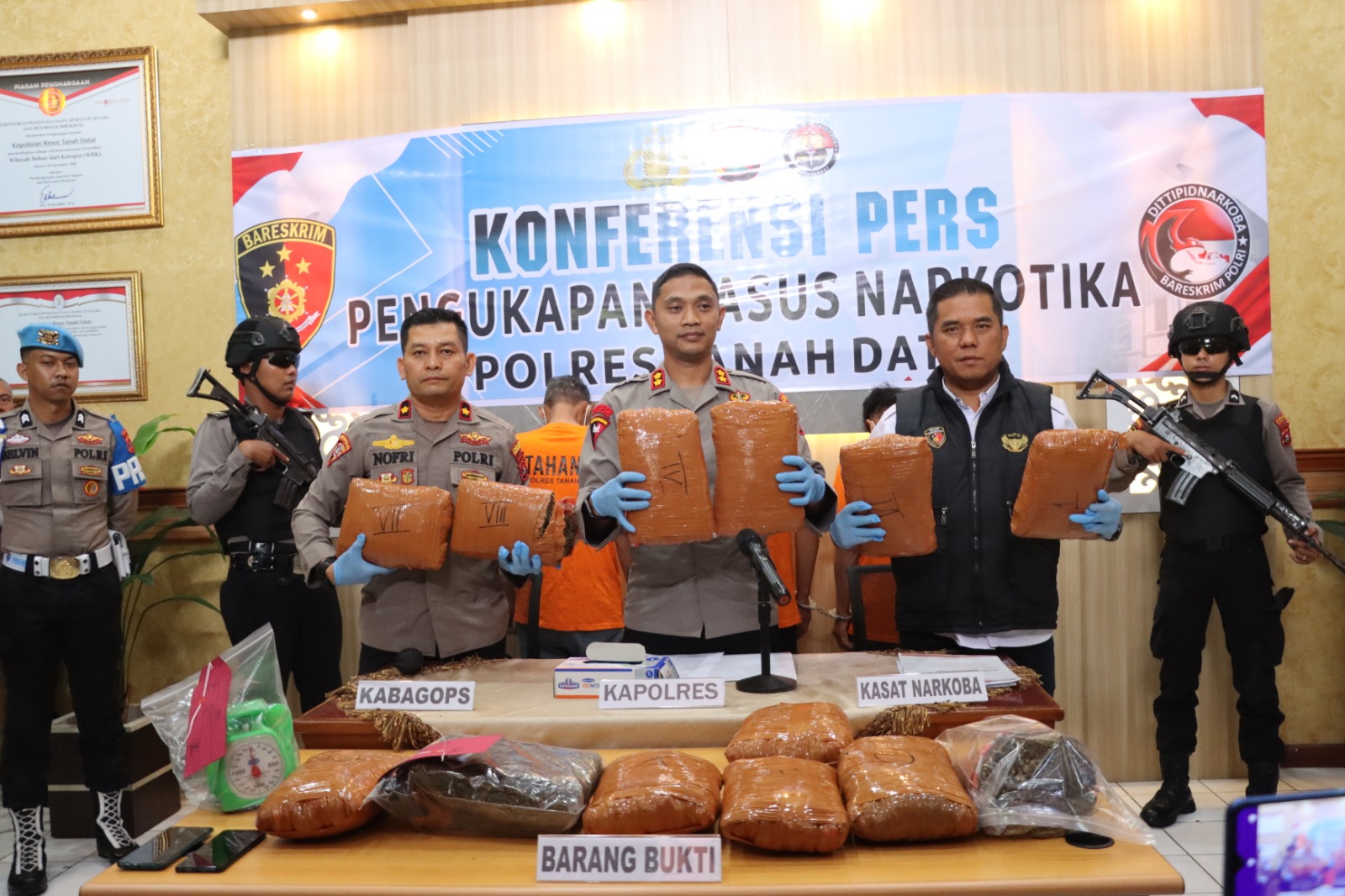 Foto : Kapolres Tanah Datar Pimpin Langsung Konferensi Pers Pengungkapan Penyalahgunaan Narkoba