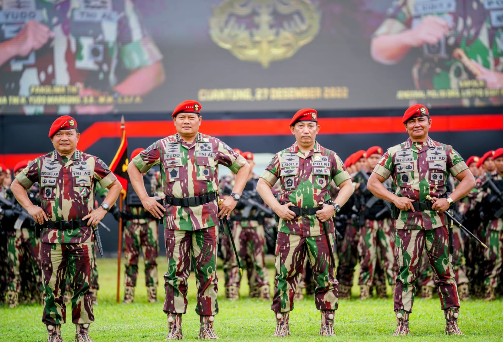 Disematkan Baret Merah Kopassus, Kapolri: Jangan Ragukan Sinergisitas TNI-Polri Jaga NKRI