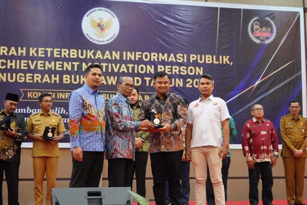 Bupati Dharmasraya Saat menerima Anugerah Buka Award