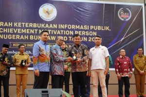 Bupati Dharmasraya saat menerima anugerah buka award 2022