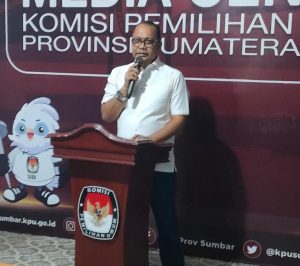 Konfrensi Pers Desrio Usai Menyerahkan Berkas Dukungannya ke KPU Sumbar. ( Foto; Ridwan- Bimantaranews.com)