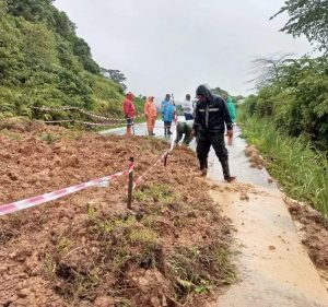 Longsor jalan nipah teluk bayur