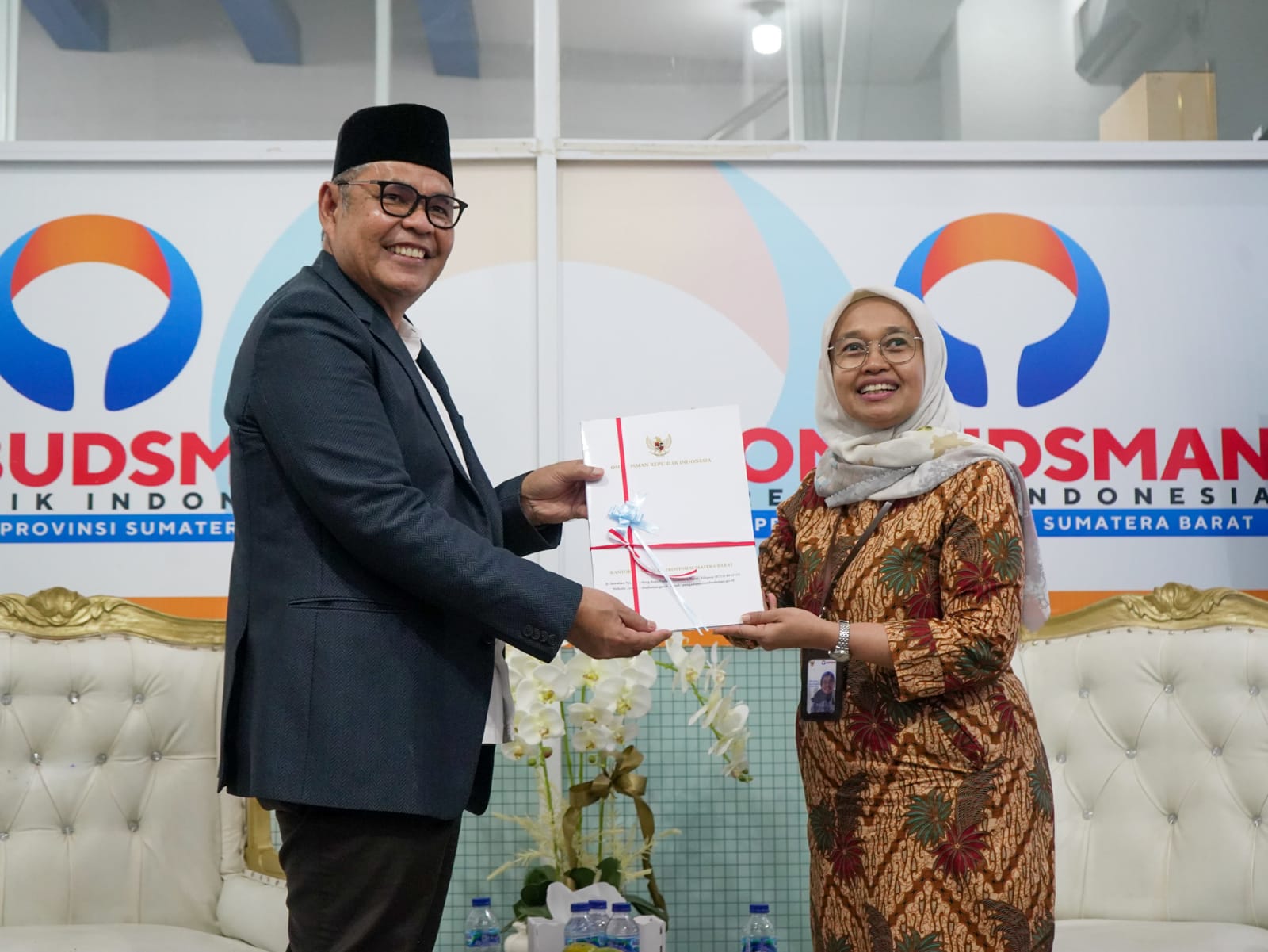 Bupati Solok Terima Penghargaan dari Ombudsman RI Perwakilan Sumatera Barat. ( Foto : Ist )