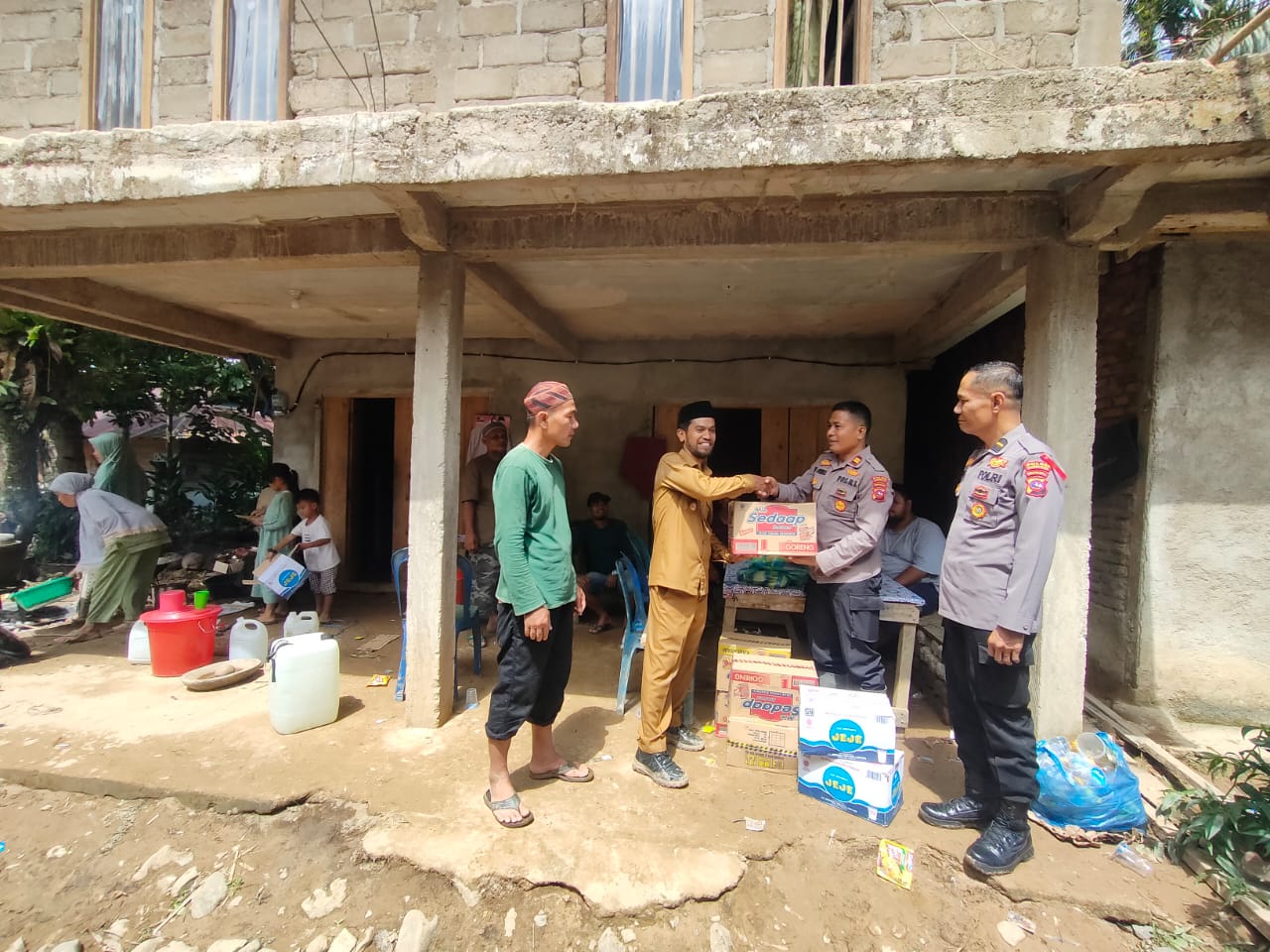 Polsek Pulau Punjung Berikan Bantuan Pada Masyarakat di Kecamatan Sembilan Koto Dharmasraya Yang Terkena Banjir