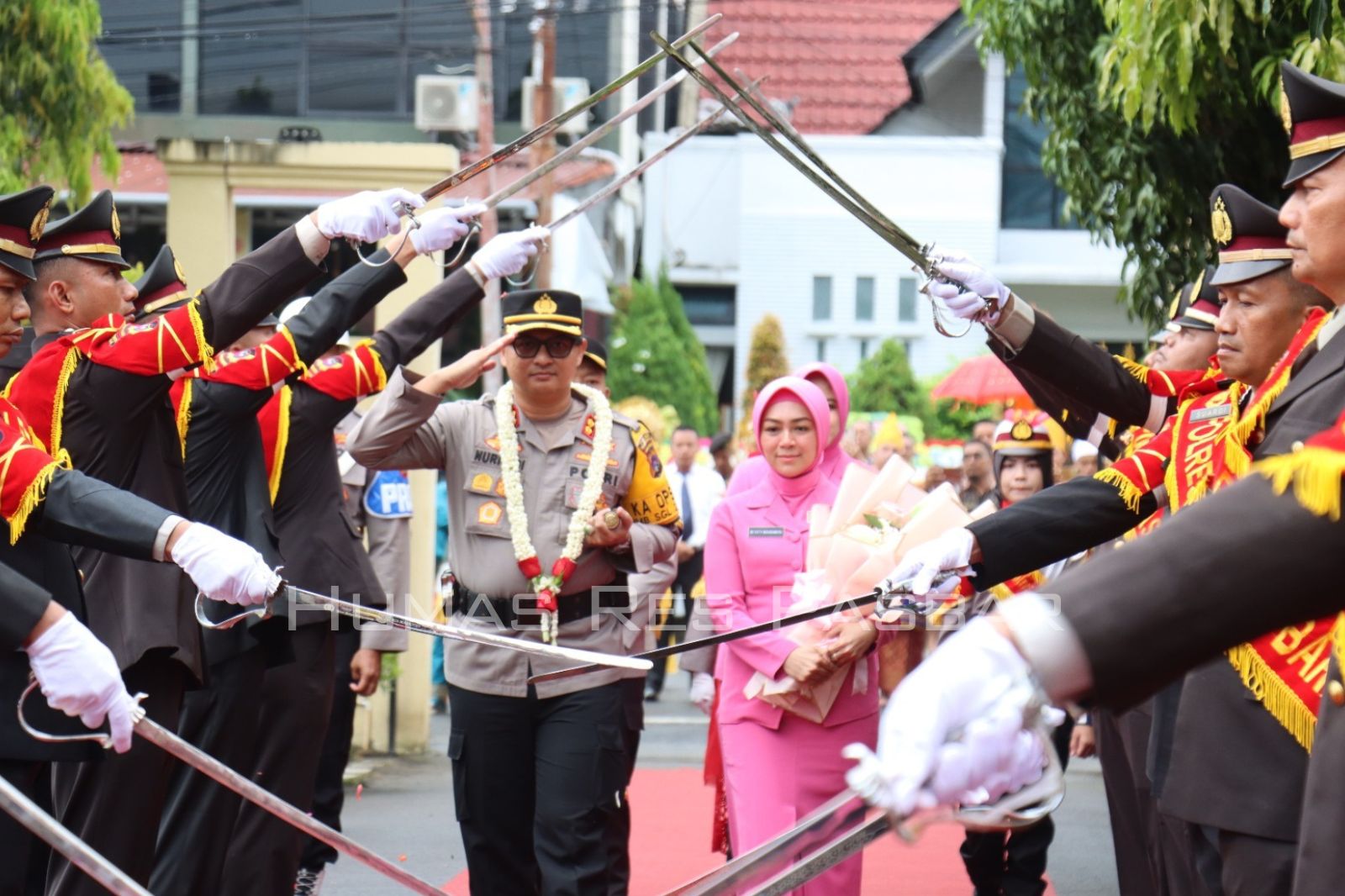 Ditandai Dengan Tradisi Farewell And Welcome Parade, AKBP Nurhadiansyah Resmi Jabat Kapolres Pasaman Barat