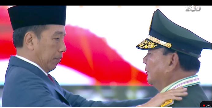 Foto : Presiden Jokowi Sematkan Pangkat jenderal Kehormatan Pada Prabowo