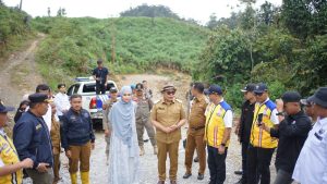 Foto : Bupati Solok Tinjau Jalan Rimbo Data-Kapujan