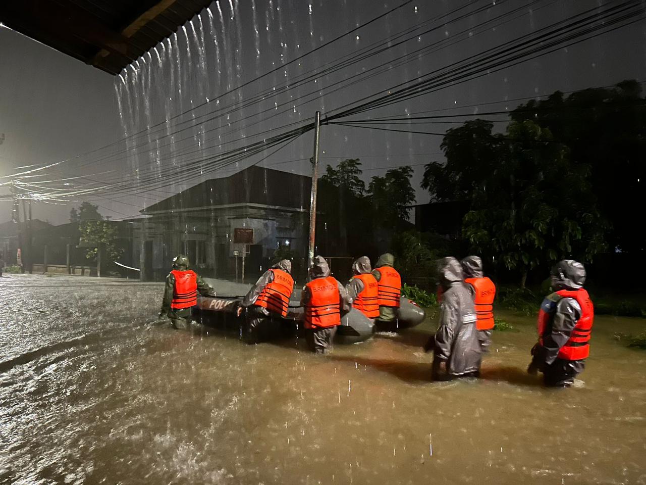 Foto : Tim Sar Brimob Evakuasi Warga