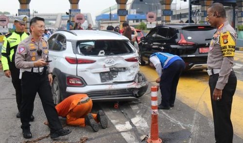 Foto : Kecelakaan beruntun di Gerbang tol halim