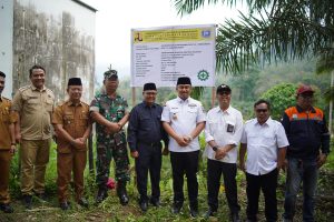 Foto Bupati Dharmasraya Saat meninjau lokasi pengerjaan jembatan