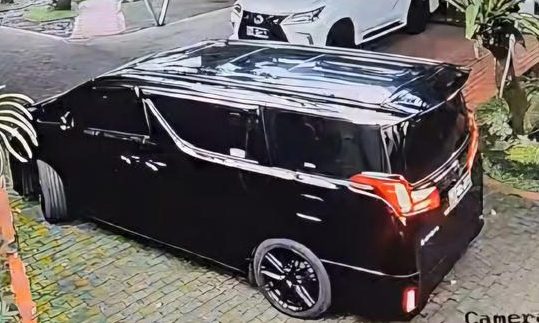 Penampakan mobil Toyota Alphard yang dikemudikan Brigadir RAT sebelum mengakhiri hidupnya. Foto Dok CCTV yang diambil dari Kompas.com