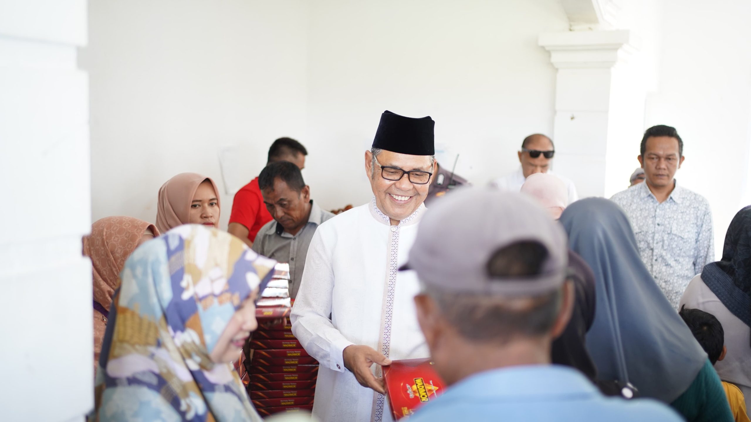 Foto : Bupati solok saat menyerahkan zakat mal