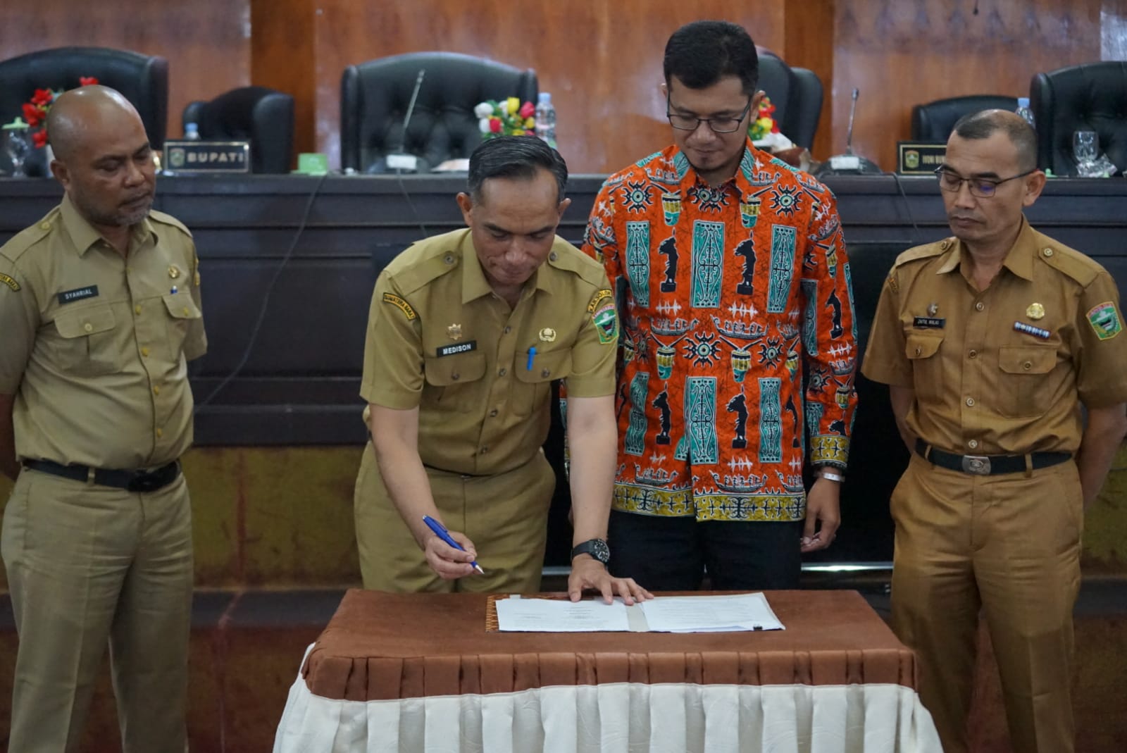 Foto : Jubir DPRD Kba.Solok menyerahkan Rekomendasi DPRD kepada Bupati Solok