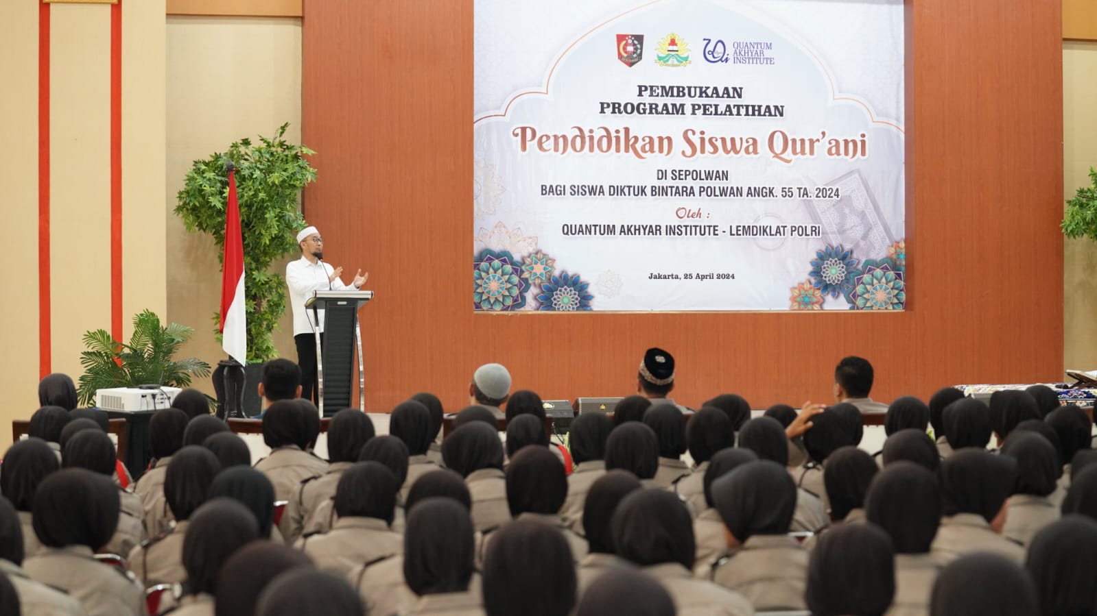 Dok : pelatihan pendidikan siswa Qur'ani. Program dipimpin oleh Ust. Dr. Adi Hidayat, Lc., M.A bagi siswa bintara Polwan