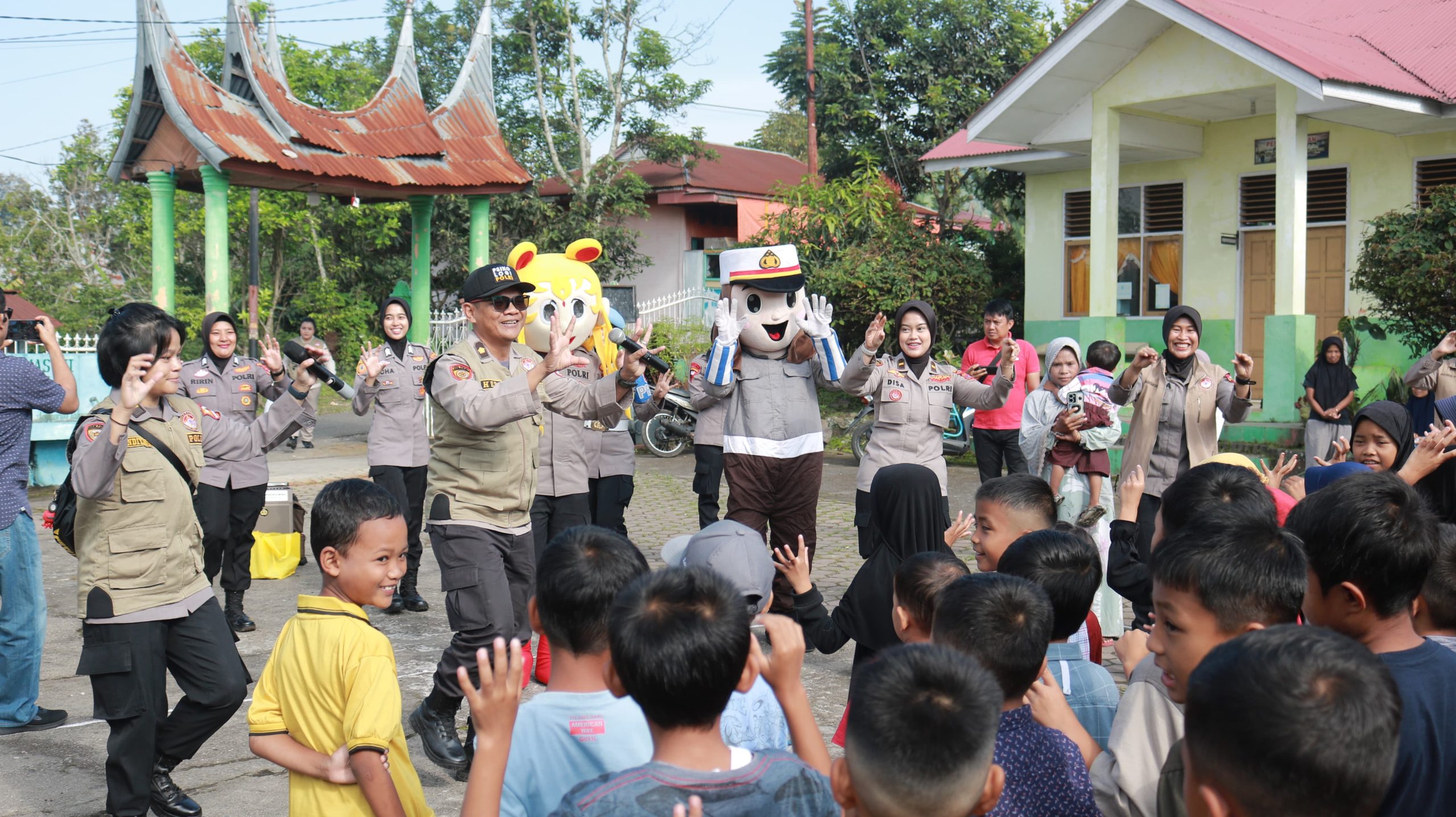 SSDM Polri saat memberikan trauma hilling pada anak-anak terdampak bencana