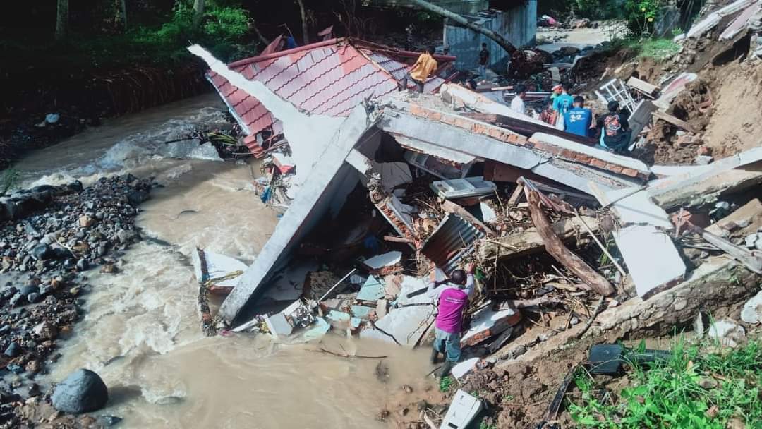 Akibat luapan sungai batang timbulun, rumah warga roboh