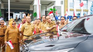 Pemasangan secara simbolis bendara merah putih