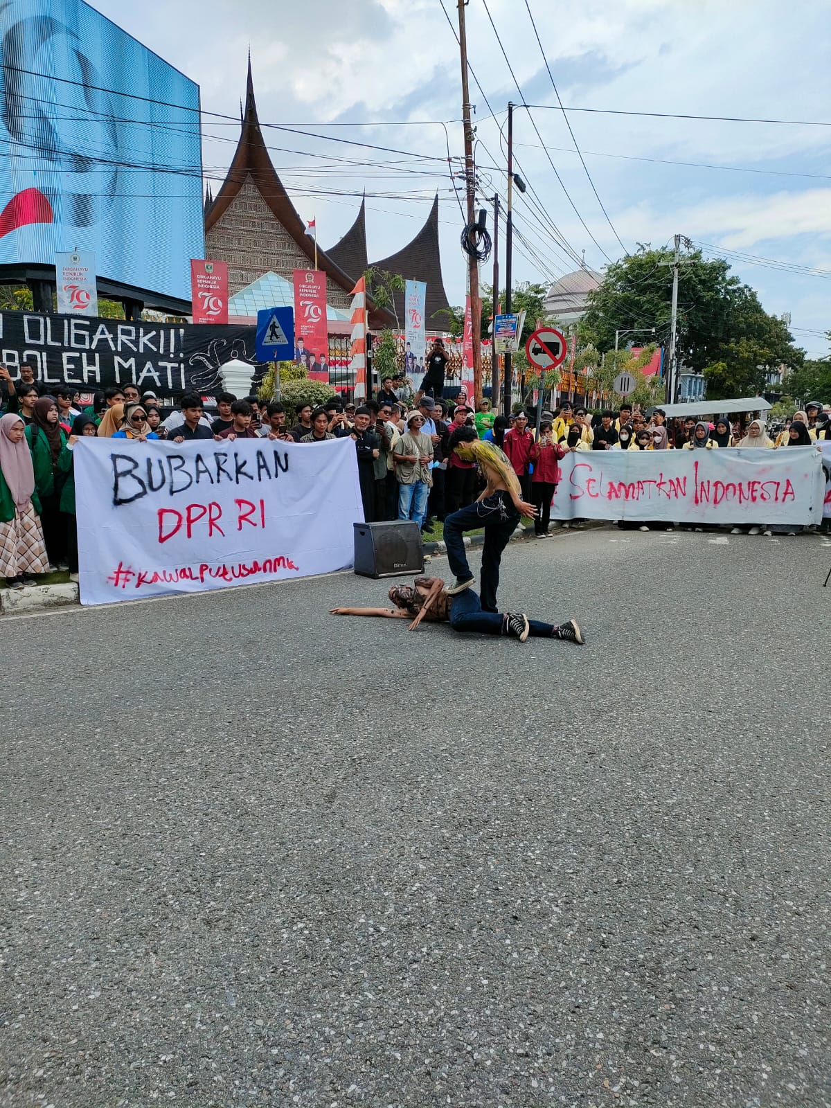 Foto : Pertunjukan yang dilakukan mahasiswa yang mengambarkan bentuk penindasan oleh rezim pada rakyat