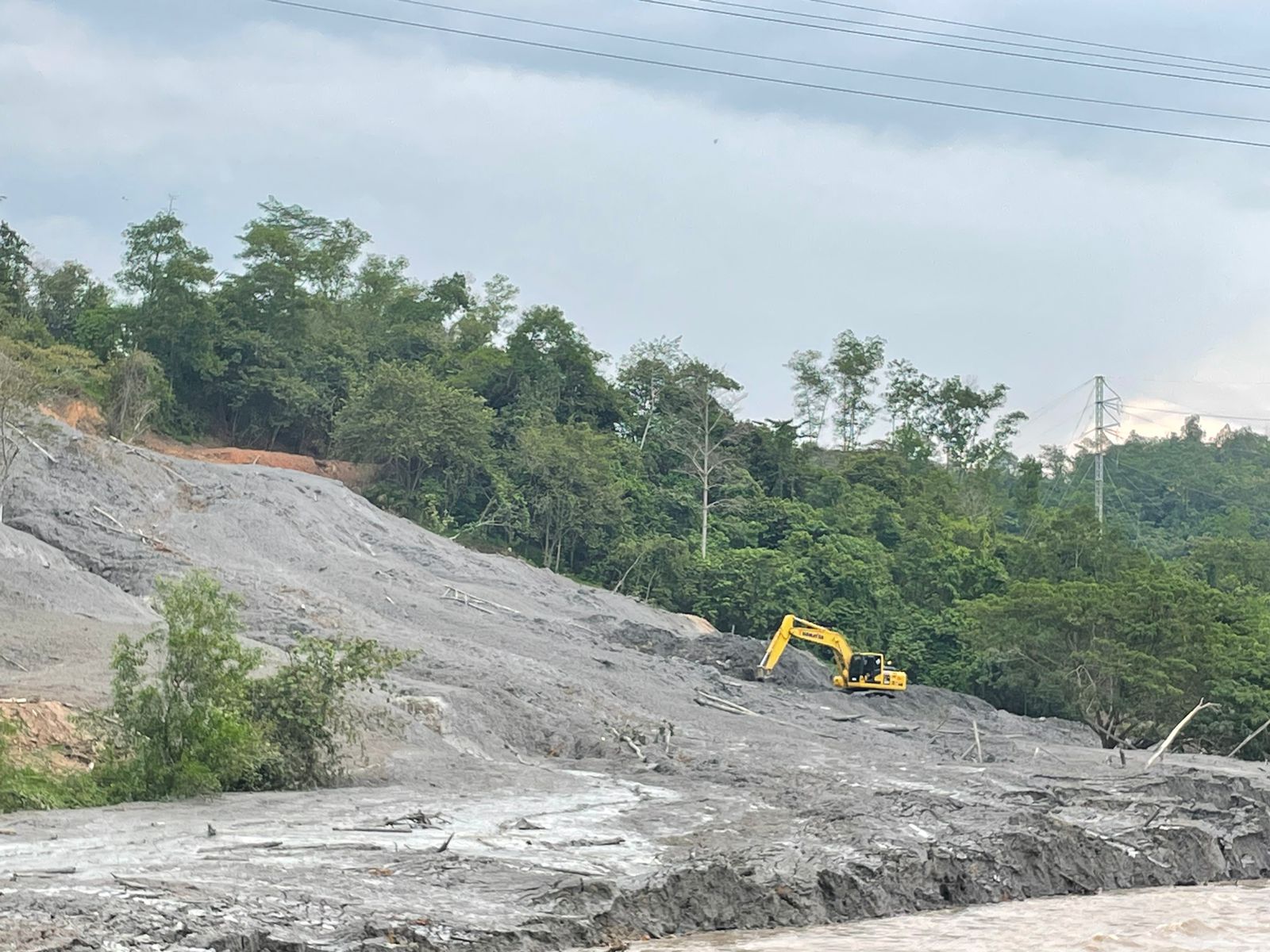 Doc Istimewa : Alat berat sedang melakukan penanganan terhadap material longsor limbah PLTU Ombilin