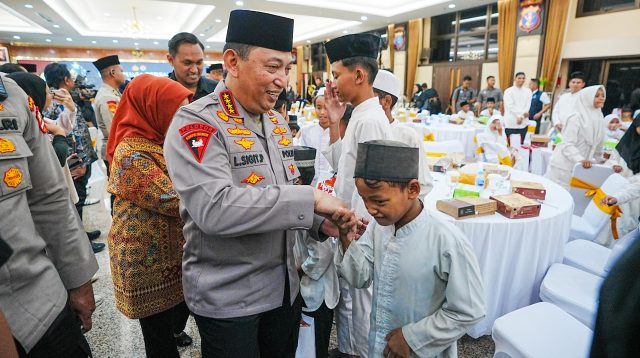 Foto : Kapolri Berbagi Takjil dan Berbuka Bersama