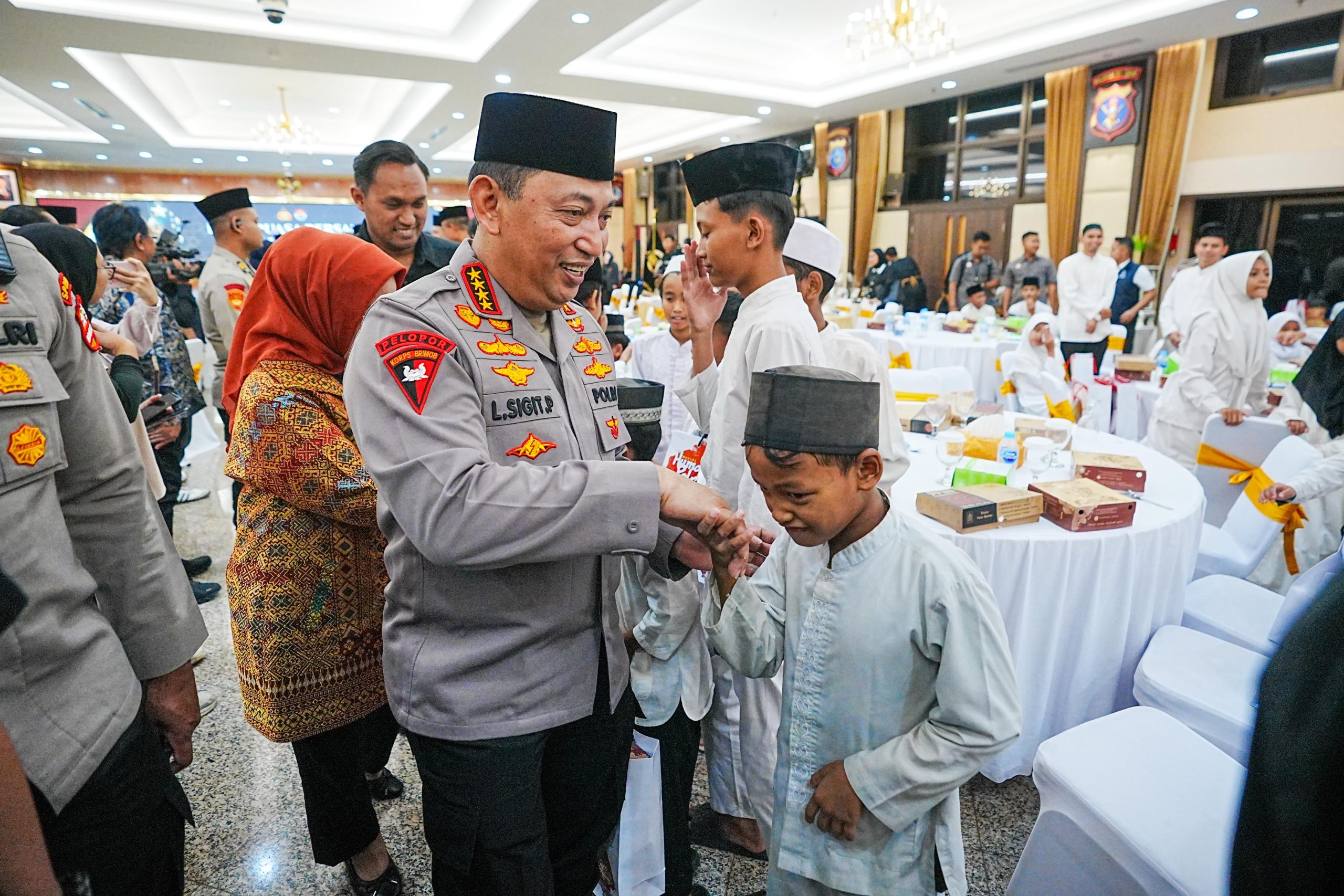 Foto : Kapolri Berbagi Takjil dan Berbuka Bersama