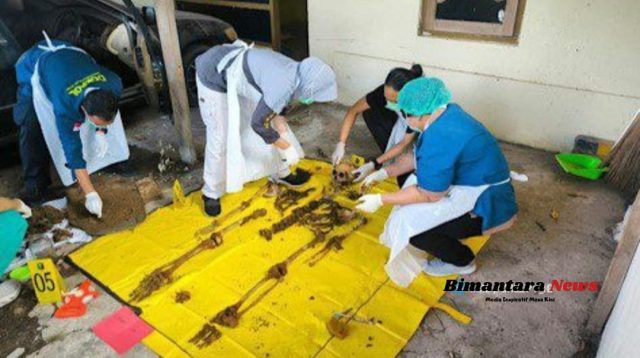 Foto : Foto : Tim dari Labfor Polda Jatim dan Bid Dokkes Polres Gresik saat di lokasi guna mengungkap identitas korban