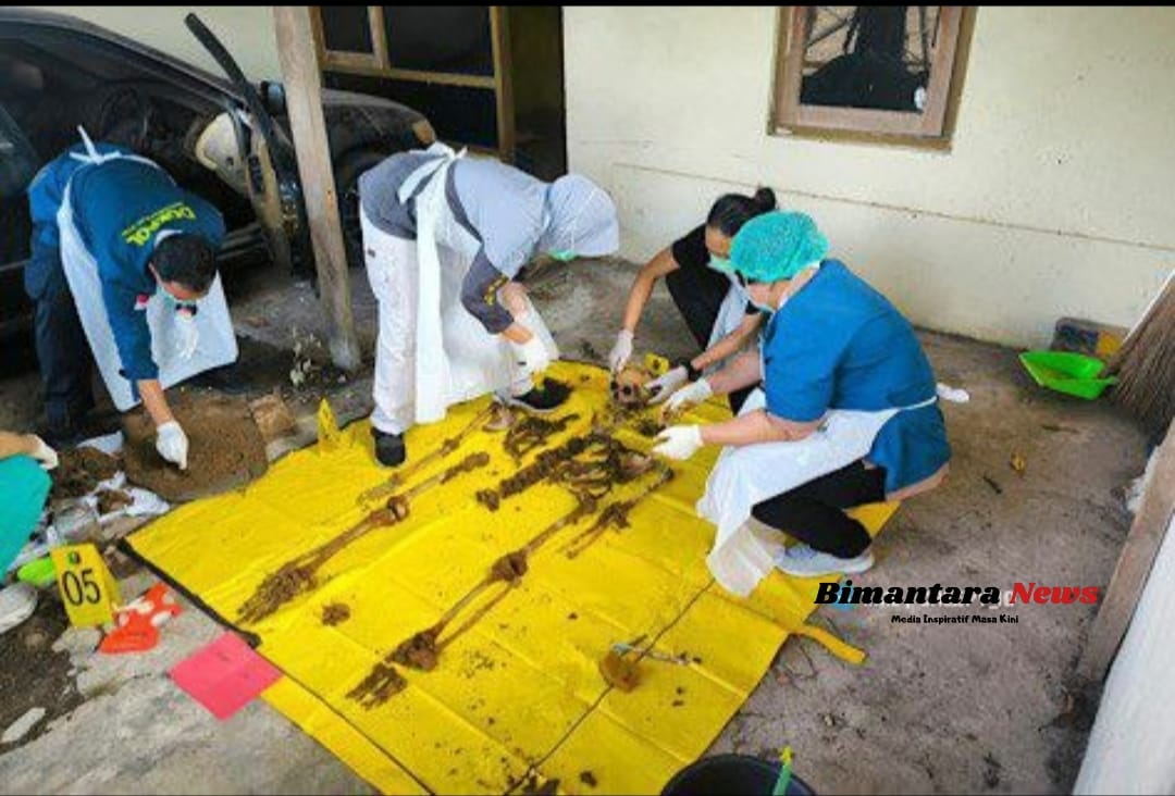 Foto : Foto : Tim dari Labfor Polda Jatim dan Bid Dokkes Polres Gresik saat di lokasi guna mengungkap identitas korban