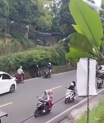 Seorang anggota polisi patwal diduga menendang pemotor