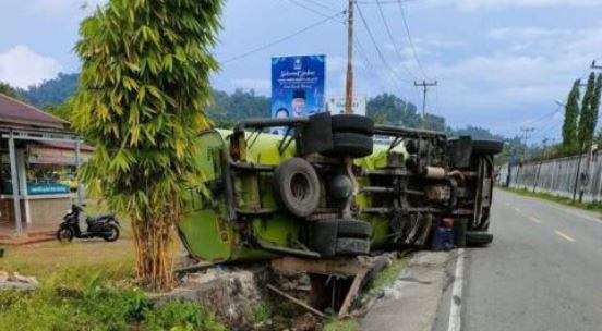 Foto : Mobil Tangki CPO Terguling