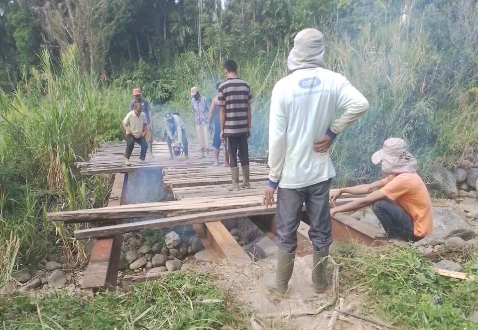 Foto : warga gotong royong dalam memperbaiki infrastruktur desa Foto : warga gotong royong dalam memperbaiki infrastruktur desa